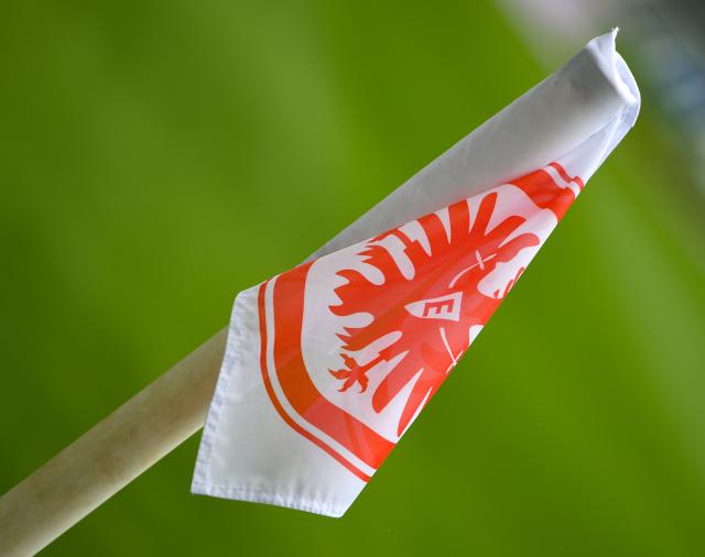 FILED - 22 May 2021, Hesse, Frankfurt/Main: The corner flag with the Eintracht Frankfurt logo is blowing in the wind. Photo: Arne Dedert/dpa - IMPORTANT NOTE: In accordance with the regulations of the DFL Deutsche Fußball Liga and/or the DFB Deutscher Fußball-Bund, it is prohibited to use or have used photographs taken in the stadium and/or of the match in the form of sequence pictures and/or video-like photo series.