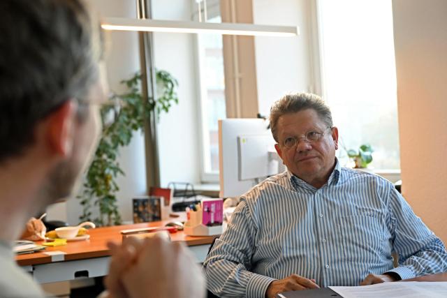 FILED - 12 December 2025, Lower Saxony, Hanover: Andreas Philippi, Minister for Social Affairs, Labor, Health and Equality of Lower Saxony, takes part in an interview with the German Press Agency. Photo: Shireen Broszies/dpa