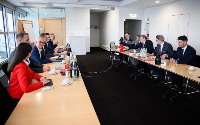 08 January 2026, Berlin: Negotiators from Deutsche Bahn and the German Train Drivers' Union (GDL) sit in a conference room at Berlin Central Station as collective bargaining talks begin. The previous agreement expired in December 2025, with a new deal expected by February 2026. Photo: Bernd von Jutrczenka/dpa