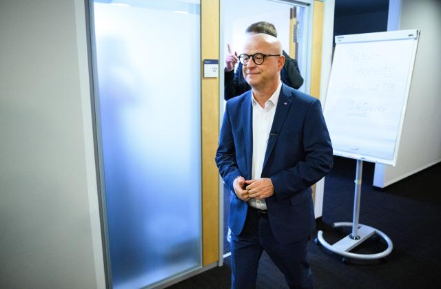 08 January 2026, Berlin: Martin Seiler, Chief Human Resources and Legal Officer at Deutsche Bahn, walks to a conference room at Berlin Central Station following a press statement ahead of collective bargaining talks with the German Train Drivers' Union (GDL). The previous agreement expired in December 2025, with a new deal expected by February 2026. Photo: Bernd von Jutrczenka/dpa