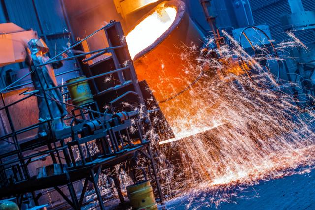 FILED - 05 June 2020, NA, Torgelow: The temperature of liquid iron is checked by workers in an iron foundry before further processing. Photo: Jens Büttner/dpa-Zentralbild/dpa