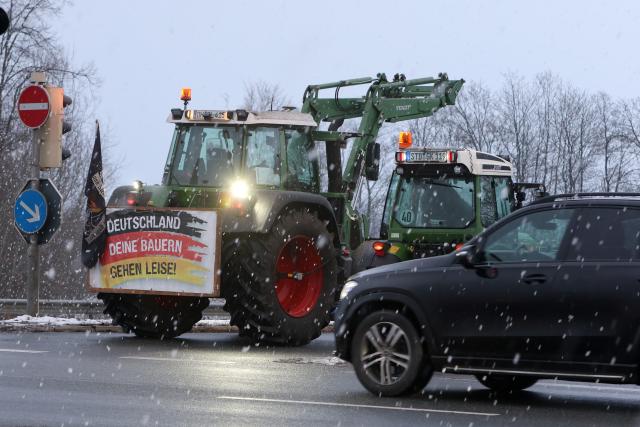 08 January 2026, Lower Saxony, Brinkum: Farmers protest against the planned Mercosur agreement by blocking the entrance to Highway 1 toward Hamburg with their tractors at the Brinkum interchange. Photo: Christian Butt/dpa