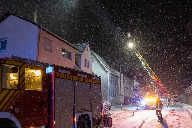 08 January 2026, Baden-Württemberg, Albstadt: Firefighters and rescue workers are on the scene of an explosion. An explosion in a residential building caused the building to collapse. A family is missing after a residential building collapsed in south-western Germany following a gas explosion, police said on Thursday. Photo: Jannik Nölke/dpa