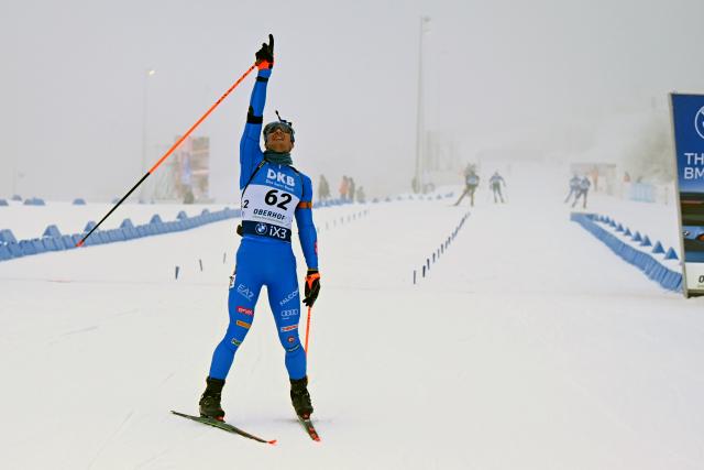 08 January 2026, Thuringia, Oberhof: Italy's winner Tommaso Giacomel celebrates his victory after the Men's Sprint 10 km competition of the IBU Biathlon World Cup in Oberhof. Photo: Jennifer Brückner/dpa