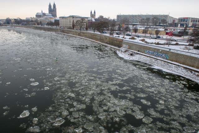 08 January 2026, Saxony-Anhalt, Magdeburg: Ice floes float on the Elbe during a harsh winter weather in Magdeburg. Photo: Klaus-Dietmar Gabbert/dpa