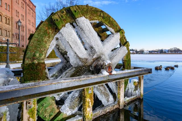 08 January 2026, Brandenburg, Müllrose: The mill wheel on the Grosser Muellroser lake is covered in a thick layer of ice. Last night, the temperature in eastern Brandenburg dropped to minus 15 degrees Celsius. Photo: Patrick Pleul/dpa/ZB