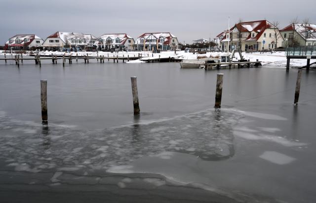 08 January 2026, Mecklenburg-Western Pomerania, Rerik: The harbor on the Salzhaff is covered in ice. Ice and snow have northern Germany firmly in their grip. Photo: Bernd Wüstneck/dpa