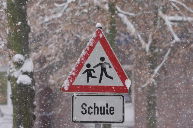 08 January 2026, Hamburg: Snow lies on a sign with the words "Schule" (school) in front of a school in the St. Georg district. Schools in Hamburg will remain closed on Friday due to the weather conditions and the expected heavy snowfall. This was announced by the school authorities. Photo: Marcus Brandt/dpa