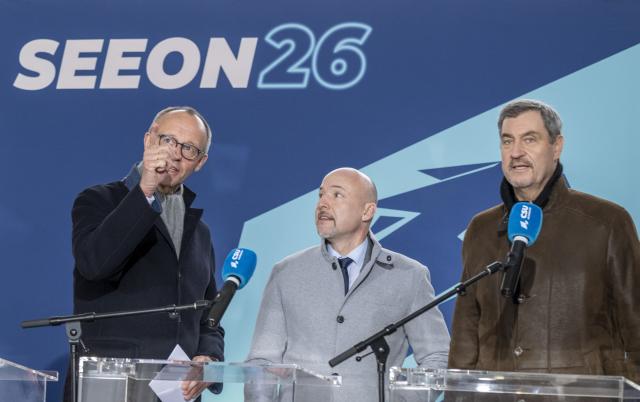 08 January 2026, Bavaria, Seeon: German Chancellor Friedrich Merz (L), Christian Social Union (CSU) parliamentary group leader Alexander Hoffmann and CSU chairman Markus Soeder take part in the press conference at the end of the three-day closed meeting of the CSU parliamentary group in Seeon Monastery. Photo: Peter Kneffel/dpa