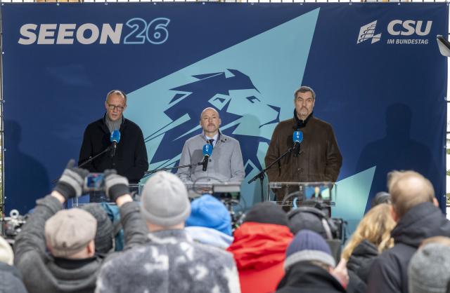 08 January 2026, Bavaria, Seeon: German Chancellor Friedrich Merz (L), Christian Social Union (CSU) parliamentary group leader Alexander Hoffmann and CSU chairman Markus Soeder take part in the press conference at the end of the three-day closed meeting of the CSU parliamentary group in Seeon Monastery. Photo: Peter Kneffel/dpa
