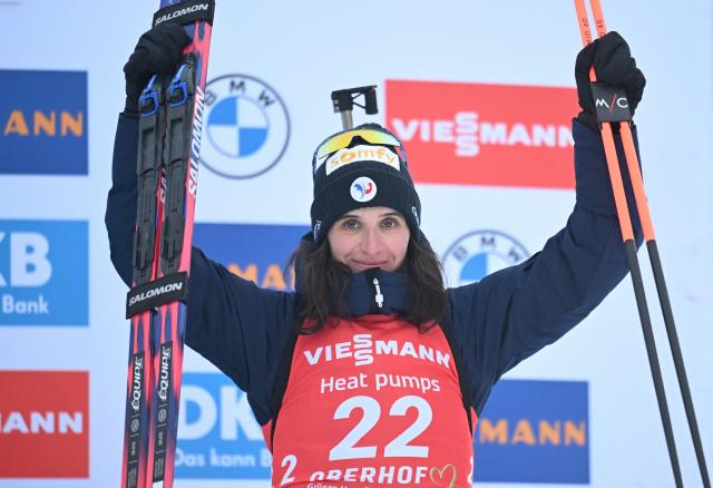 08 January 2026, Thuringia, Oberhof: France's Julia Simon celebrates her third place on the podium after the Women's Sprint 7.5 km competition of the IBU Biathlon World Cup in Oberhof. Photo: Hendrik Schmidt/dpa