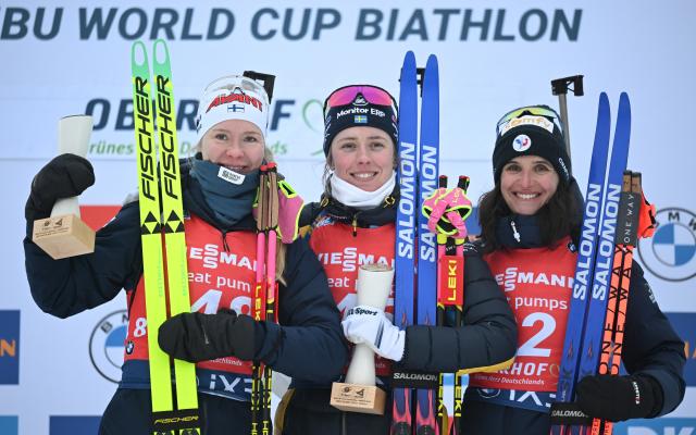 08 January 2026, Thuringia, Oberhof: (L-R) Finland's second-placed Suvi Minkkinen, Sweden's winner Elvira Oeberg and France's third-placed Julia Simon celebrate on the podium after the Women's Sprint 7.5 km competition of the IBU Biathlon World Cup in Oberhof. Photo: Hendrik Schmidt/dpa