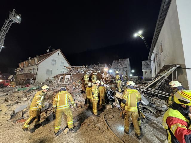 HANDOUT - 08 January 2026, Baden-Wuerttemberg, Albstadt: Emergency services work on a house that collapsed after an explosion. Three people died when the house collapsed, and many more have been affected by the consequences. Photo: Holger Much/Stadtverwaltung Albstadt/dpa - ACHTUNG: Nur zur redaktionellen Verwendung im Zusammenhang mit der aktuellen Berichterstattung und nur mit vollständiger Nennung des vorstehenden Credits