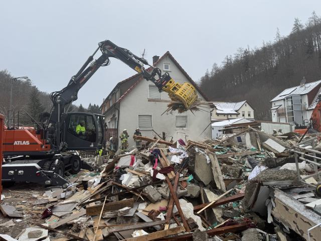 HANDOUT - 08 January 2026, Baden-Wuerttemberg, Albstadt: Emergency services work on a house that collapsed after an explosion. Three people died when the house collapsed, and many more have been affected by the consequences. Photo: Holger Much/Stadtverwaltung Albstadt/dpa - ACHTUNG: Nur zur redaktionellen Verwendung im Zusammenhang mit der aktuellen Berichterstattung und nur mit vollständiger Nennung des vorstehenden Credits