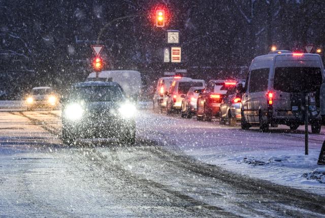 08 January 2026, Berlin: Heavy snowfall prevails in the evening on Treskowallee in Karlshorst. Photo: Jens Kalaene/dpa