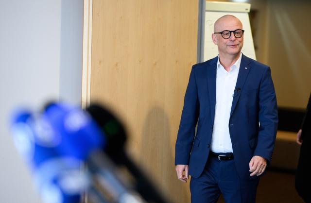 08 January 2026, Berlin: Chief Human Resources Officer and Chief Legal Officer at Deutsche Bahn Martin Seiler makes a press statement ahead of collective bargaining negotiations between Deutsche Bahn and the German Train Drivers' Union (GDL) at Berlin Central Station. Photo: Bernd von Jutrczenka/dpa