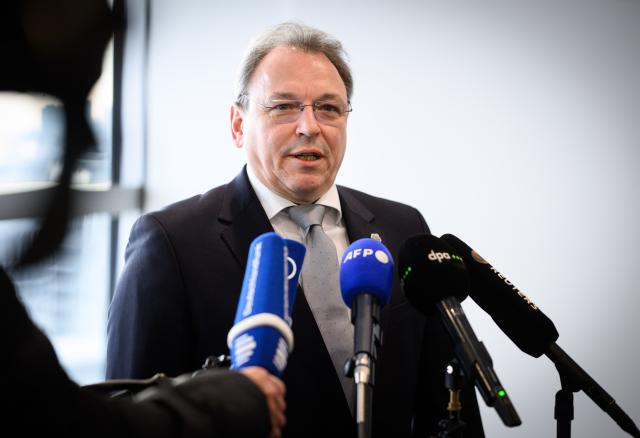 08 January 2026, Berlin: Federal chairman of the German Train Drivers' Union (GDL) Mario Reiss speaks ahead of collective bargaining negotiations between Deutsche Bahn and the German Train Drivers' Union (GDL) at Berlin Central Station. Photo: Bernd von Jutrczenka/dpa