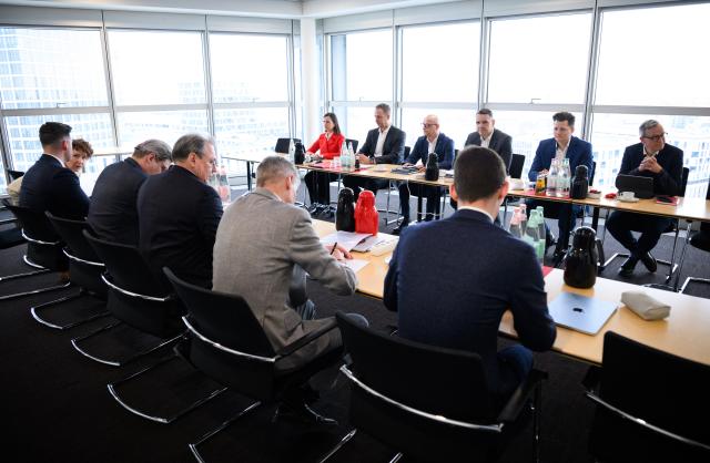 08 January 2026, Berlin: Negotiators from Deutsche Bahn and the German Train Drivers' Union (GDL) sit in a conference room at Berlin Central Station at the start of collective bargaining negotiations between Deutsche Bahn and the German Train Drivers' Union (GDL). Photo: Bernd von Jutrczenka/dpa