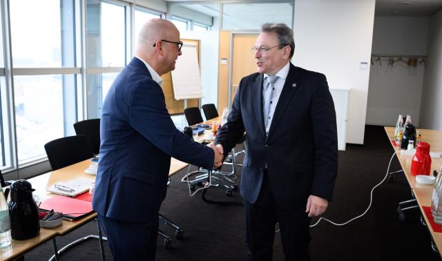 08 January 2026, Berlin: Chief Human Resources and Legal Officer at Deutsche Bahn Martin Seiler (L) and Federal Chairman of the German Train Drivers' Union (GDL) Mario Reiss greet each other at the start of collective bargaining negotiations between Deutsche Bahn and the German Train Drivers' Union (GDL) at Berlin Central Station. Photo: Bernd von Jutrczenka/dpa