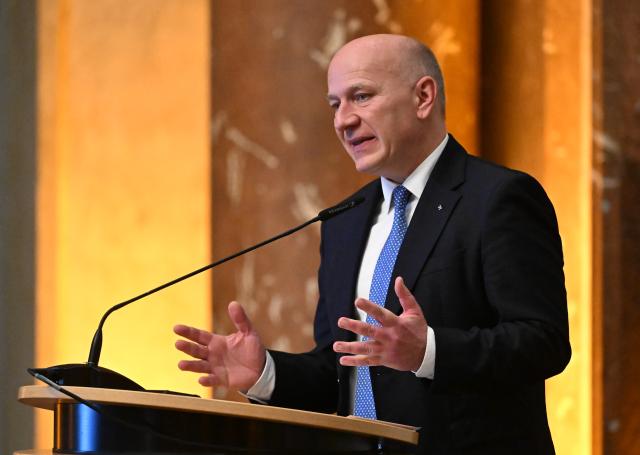 08 January 2026, Berlin: Berlin's Governing Mayor Kai Wegner speaks in the Coat of Arms Hall of the Red City Hall before presenting certificates to Berlin's district mothers. Photo: Soeren Stache/dpa