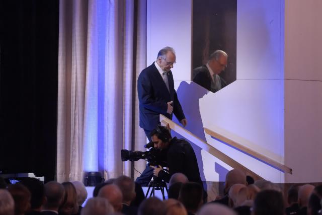 08 January 2026, Saxony-Anhalt, Magdeburg: Minister President of Saxony-Anhalt Reiner Haseloff leaves the stage after his speech at the New Year's reception of the Magdeburg Chamber of Industry and Commerce. Photo: Klaus-Dietmar Gabbert/dpa