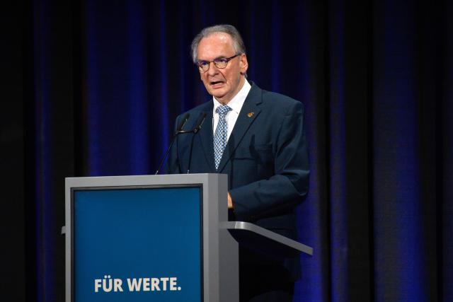 08 January 2026, Saxony-Anhalt, Magdeburg: Minister President of Saxony-Anhalt Reiner Haseloff addresses guests at the New Year's reception of the Magdeburg Chamber of Industry and Commerce. Photo: Klaus-Dietmar Gabbert/dpa