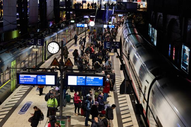 08 January 2026, Hamburg: Passengers stand on platforms 13 and 14 at the main station during a cold weather. Photo: Georg Wendt/dpa