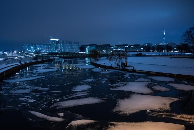 08 January 2026, Berlin: Snow-covered ice floes are floating on the Spree River. Photo: Christophe Gateau/dpa