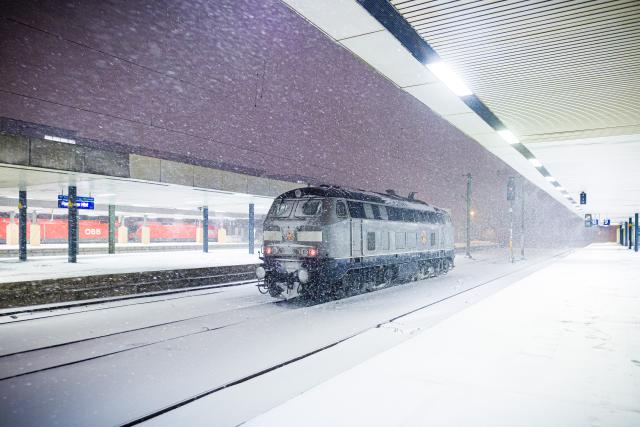 09 January 2026, Lower Saxony, Hanover: A locomotive stands in dense snowfall at the main station in the early morning. Photo: Moritz Frankenberg/dpa