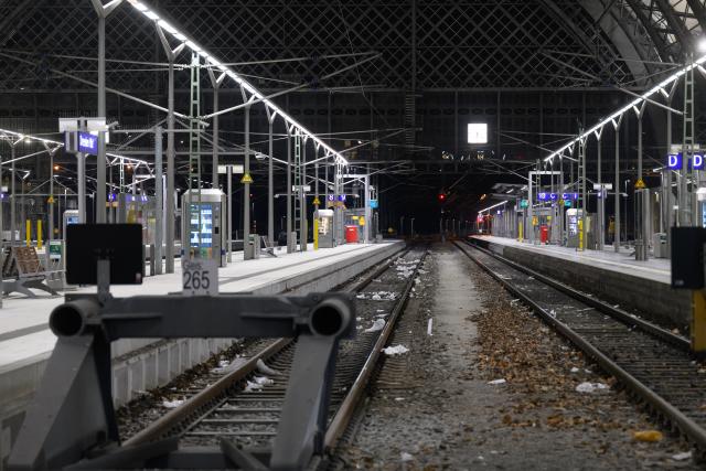 09 January 2026, Saxony, Dresden: The platforms at the main station are deserted and the tracks are unoccupied. From January 9, 4.00 am to January 12, 2026, 4.00 am, the main station will be completely closed due to construction work. The reason for the closure is a software change in an electronic signal box and work on tracks, points and overhead lines. Photo: Robert Michael/dpa