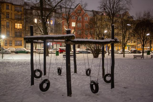 09 January 2026, Berlin: A playground is covered in snow. Storm "Elli" is bringing lots of snow and freezing cold to parts of Germany today. There is also a risk of black ice. Photo: Fernando Gutierrez-Juarez/dpa