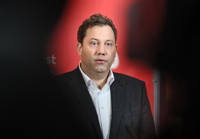 09 January 2026, Berlin: Lars Klingbeil, German Minister of Finance, Vice-Chancellor and SPD German Chairman, speaks to journalists before the SPD parliamentary group's annual kick-off meeting. Photo: Britta Pedersen/dpa