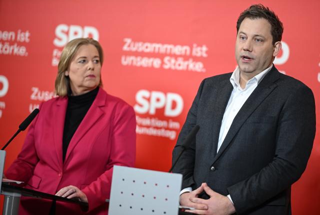 09 January 2026, Berlin: Lars Klingbeil (R), German Minister of Finance, Vice-Chancellor and SPD Federal Chairman, and Baerbel Bas, German Minister of Labor and Social Affairs and SPD Party Chairwoman, speak to journalists before the SPD parliamentary group's annual kick-off meeting. Photo: Britta Pedersen/dpa