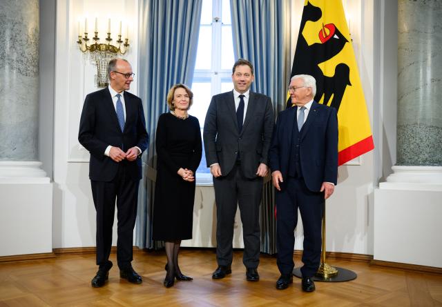 09 January 2026, Berlin: German President Frank-Walter Steinmeier (R) and his wife Elke Buedenbender welcome German Chancellor Friedrich Merz (L) and Lars Klingbeil (2-R), Federal Minister of Finance, at Federal President Steinmeier's New Year's reception at Bellevue Palace. The Federal President traditionally invites representatives of public life and around 60 committed citizens from all federal states to the New Year's reception. Photo: Bernd von Jutrczenka/dpa