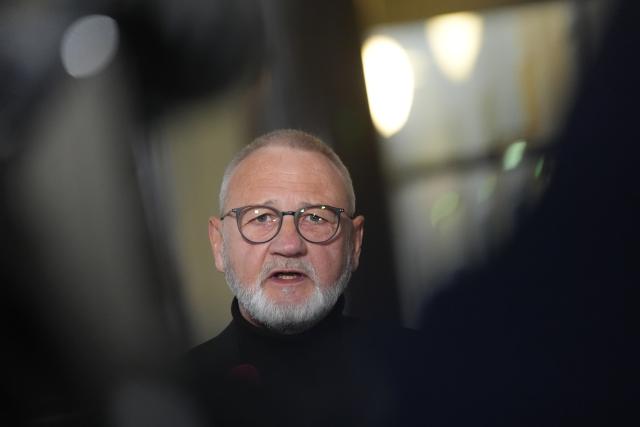 09 January 2026, Hamburg: Steffen Hoerning, representative of the co-plaintiff, speaks to media representatives in front of the courtroom before the start of the non-public "White Tiger" trial before the Grand Criminal Chamber 27, a juvenile chamber, in the criminal justice building. The suspected paedophile "White Tiger", who became known under his forum name, is on trial at Hamburg District Court. Photo: Marcus Brandt/dpa
