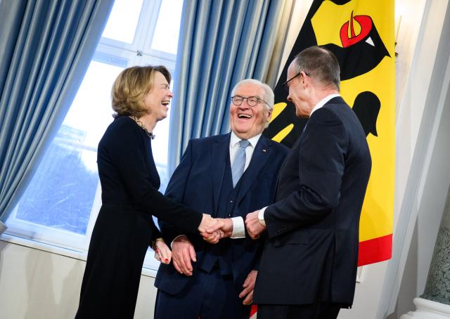 09 January 2026, Berlin: German President Frank-Walter Steinmeier (C) and his wife Elke Buedenbender greet German Chancellor Friedrich Merz (R) at the New Year's reception hosted by Federal President Steinmeier at Bellevue Palace. The Federal President traditionally invites representatives of public life and around 60 committed citizens from all federal states to the New Year's reception. Photo: Bernd von Jutrczenka/dpa