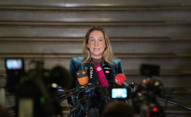 09 January 2026, Hamburg: Court spokeswoman Marayke Frantzen speaks to media representatives at the Higher Regional Court before the start of the non-public "White Tiger" trial.  The public prosecutor's office accuses the 21-year-old German-Iranian of more than 200 criminal offenses, including one completed and five attempted murders - indirectly committed on the Internet. Photo: Marcus Brandt/dpa