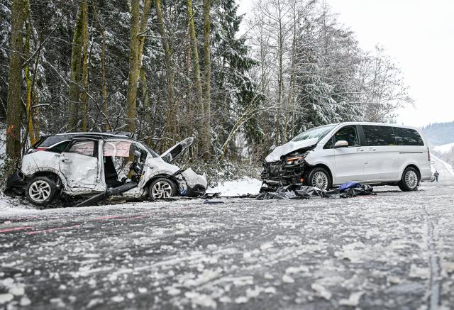 09 January 2026, Bavaria, Reisbach: Two badly damaged vehicles at the scene of an accident. Two people have been killed in a head-on collision between two cars in the district of Dingolfing-Landau. According to a police spokesperson, one of the cars skidded on a state road near Reisbach - presumably due to the winter weather Photo: Jason Tschepljakow/dpa