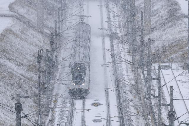 09 January 2026, Saxony, Schkeuditz: The InterCity to Dresden arrives at the station at Leipzig/Halle Airport. Storm Elli causes disruption throughout Germany. Photo: Jan Woitas/dpa