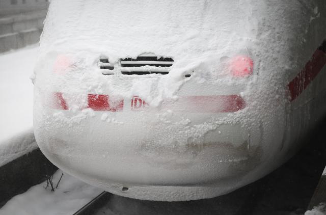 09 January 2026, Hamburg: An iced-up power car of a parked ICE train can be seen on a platform at the main station. Deutsche Bahn has suspended long-distance services in northern Germany until at least midday due to the stormy winter weather. Photo: Christian Charisius/dpa