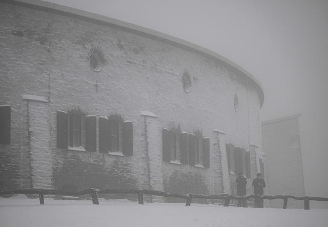09 January 2026, Hesse, Schmitten: The Feldberg plateau in the Taunus in a storm and dense fog. Photo: Boris Roessler/dpa