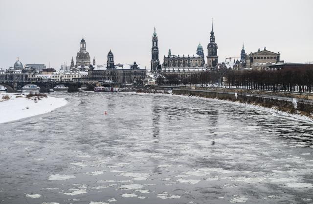 09 January 2026, Saxony, Dresden: Ice floes float on the Elbe against the backdrop of the historic old town. Storm Elli causes disruption throughout Germany. Photo: Robert Michael/dpa