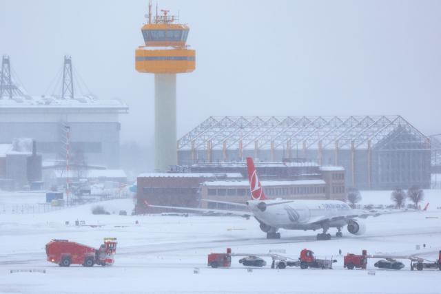 09 January 2026, Hamburg: The winter service is in operation at Hamburg Airport in the event of snowfall and icy winds. Photo: Bodo Marks/dpa