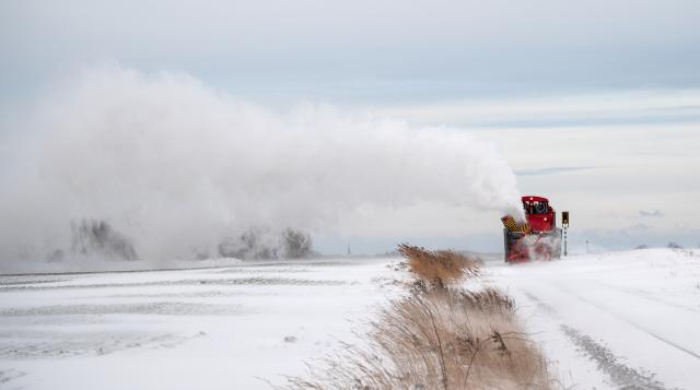 09 January 2026, Schleswig-Holstein, Eckernfoerde: A Deutsche Bahn snow blower is operating on the section between Eckernfoerde and Rieseby Sued, clearing snow drifts from the tracks during the Storm Elli. Photo: Daniel Bockwoldt/dpa