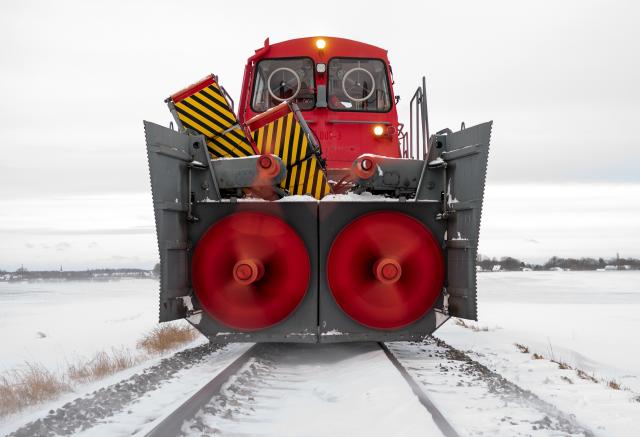 09 January 2026, Schleswig-Holstein, Eckernfoerde: A Deutsche Bahn snow blower is operating on the section between Eckernfoerde and Rieseby Sued, clearing snow drifts from the tracks during the Storm Elli. Photo: Daniel Bockwoldt/dpa