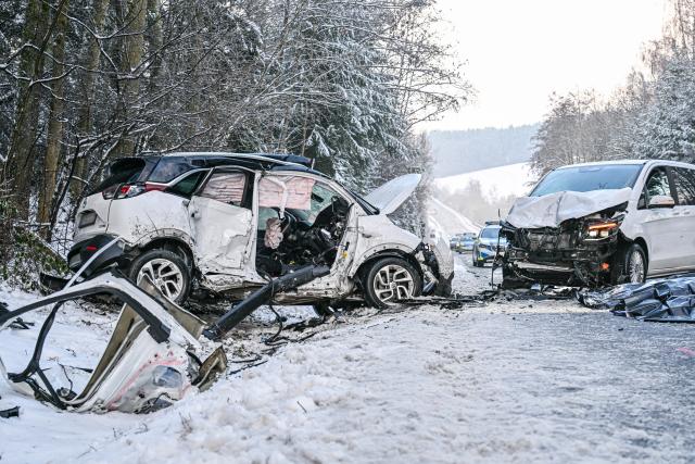 09 January 2026, Bavaria, Reisbach: Two badly damaged vehicles stand at the scene of an accident. Two people have been killed in a head-on collision between two cars in the Dingolfing-Landau district. Photo: Jason Tschepljakow/dpa
