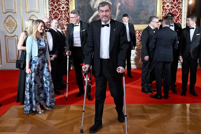 09 January 2026, Bavaria, Munich: Bavarian Minister President Markus Soeder (C) arrives for a group photo in the audience chamber of the Munich Residence during the Prime Minister's New Year's reception. Photo: Felix Hörhager/dpa