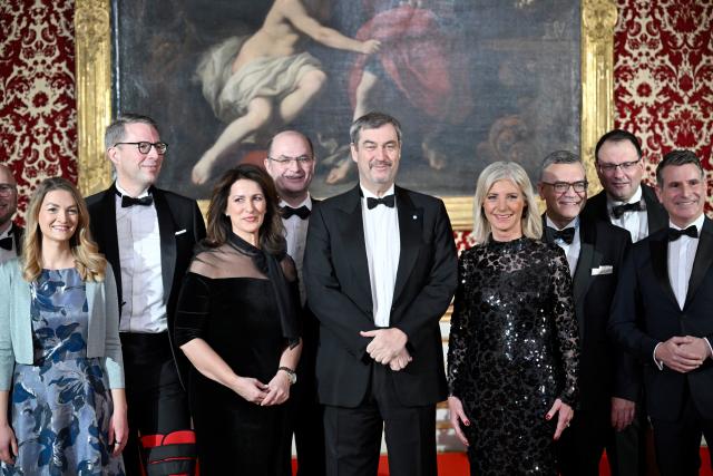 09 January 2026, Bavaria, Munich: Bavarian Minister President Markus Soeder (C) and his cabinet members gather for a group photo in the audience chamber of the Munich Residence during the Prime Minister's New Year's reception. Photo: Felix Hörhager/dpa
