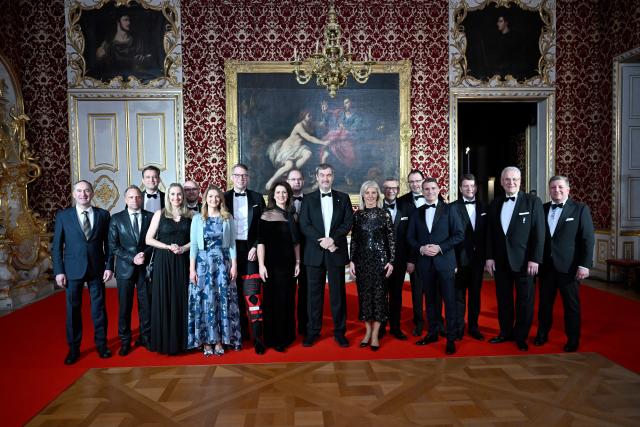 09 January 2026, Bavaria, Munich: Bavarian Minister President Markus Soeder (C) and his cabinet members gather for a group photo in the audience chamber of the Munich Residence during the Prime Minister's New Year's reception. Photo: Felix Hörhager/dpa