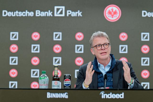09 January 2026, Hesse, Frankfurt/Main: CEO of Deutsche Bank Christian Sewing attends a press conference before the German Bundesliga soccer match between Eintracht Frankfurt and Borussia Dortmund at Deutsche Bank Park. Photo: Uwe Anspach/dpa - WICHTIGER HINWEIS: Gemäß den Vorgaben der DFL Deutsche Fußball Liga bzw. des DFB Deutscher Fußball-Bund ist es untersagt, in dem Stadion und/oder vom Spiel angefertigte Fotoaufnahmen in Form von Sequenzbildern und/oder videoähnlichen Fotostrecken zu verwerten bzw. verwerten zu lassen.
